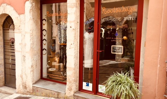 Atelier Boutique création de bijoux artisanaux origianux et unique, bijouterie fantaisie Lyon, Rootsabaga boutique de créateurs devanture boutique