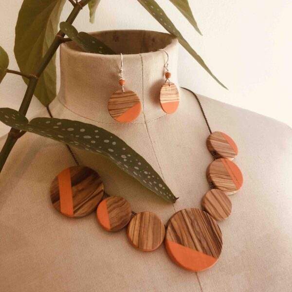 Parure collier boucles d'oreilles bois merisier peinture orange Rootsabaga bijoux naturels
