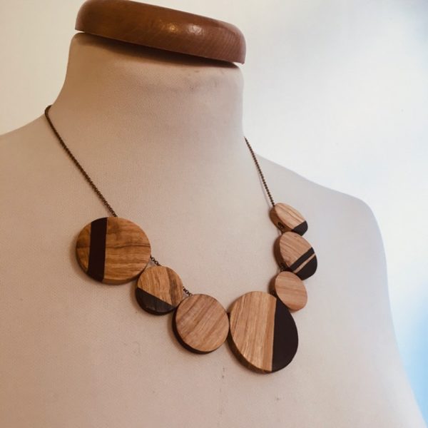 collier rond de bois gourmandise noir bois peint Rootsabaga collier chaine fait main lyon