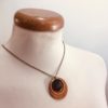 collier chaine bois rond merisier émail noir Rootsabaga