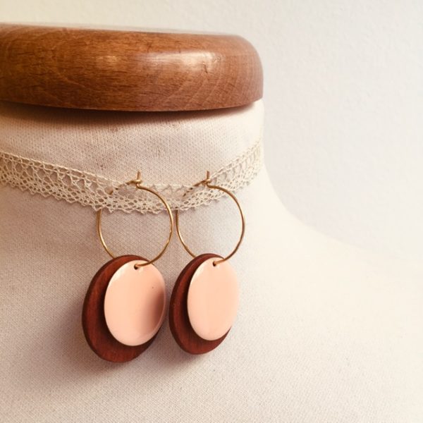 Créole bois rond émail rose pale Bijou naturel fait main