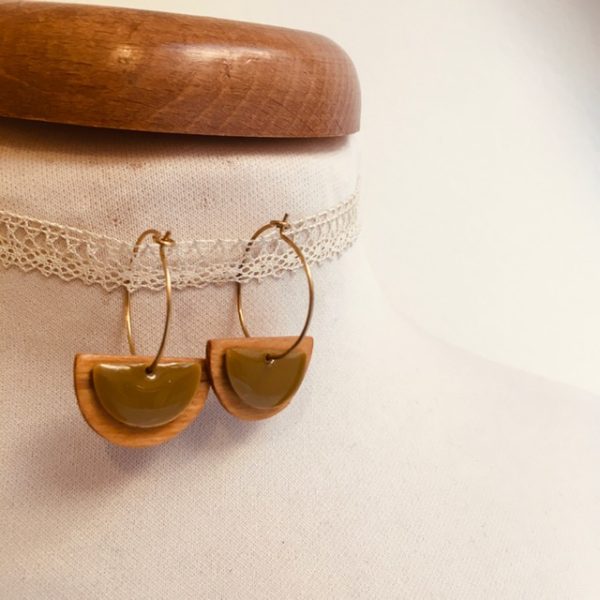 Créole bois demi lune émail vert olive Bijou naturel fait main