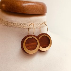 boucles d'oreilles créole dorée rond évidé bois de prunier Rootsabaga bijoux uniques