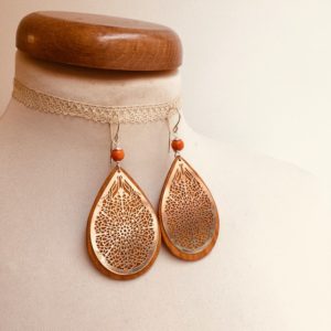 boucles d'oreilles bois grande goutte argenté perle orange Rootsabaga création artisanale Lyon