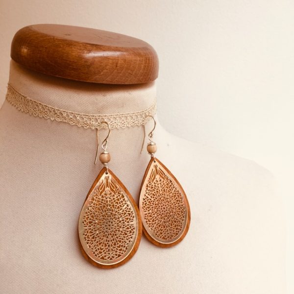 boucles d'oreilles bois grande goutte argenté perle beige Rootsabaga création artisanale Lyon