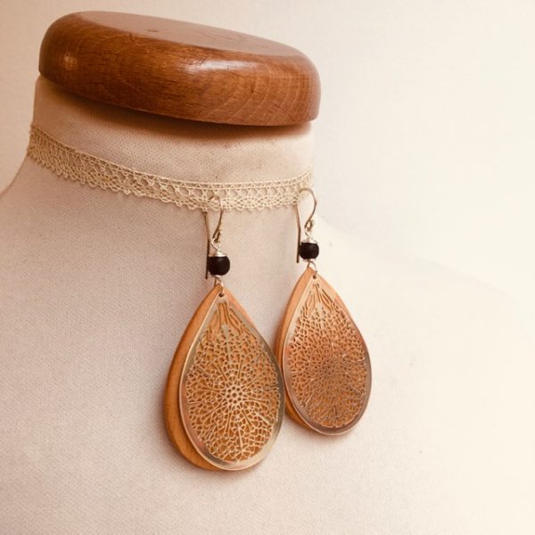 boucles d'oreilles bois grande goutte argenté perle noir Rootsabaga création artisanale Lyon