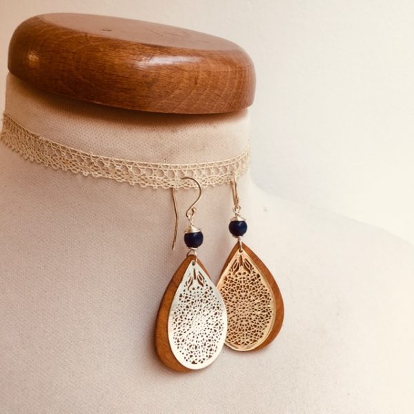 boucles d'oreilles bois goutte argenté perle bleu roi Rootsabaga création artisanale Lyon