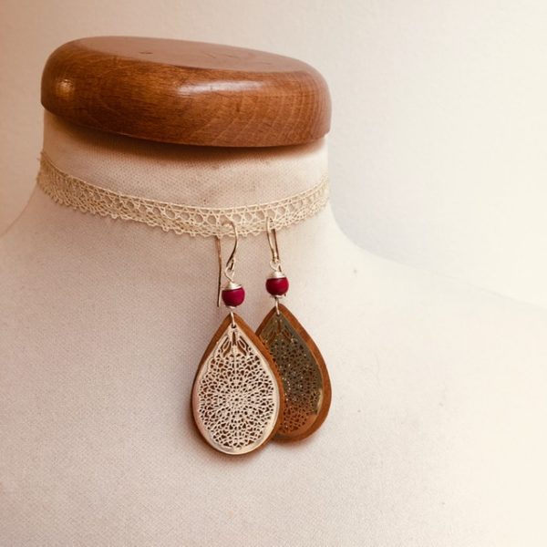 boucles d'oreilles bois goutte argenté perle rouge Rootsabaga création artisanale Lyon