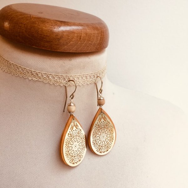 boucles d'oreilles bois goutte argenté perle beige Rootsabaga création artisanale Lyon
