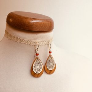 boucles d'oreilles bois mini goutte argenté perle orange Rootsabaga création artisanale Lyon