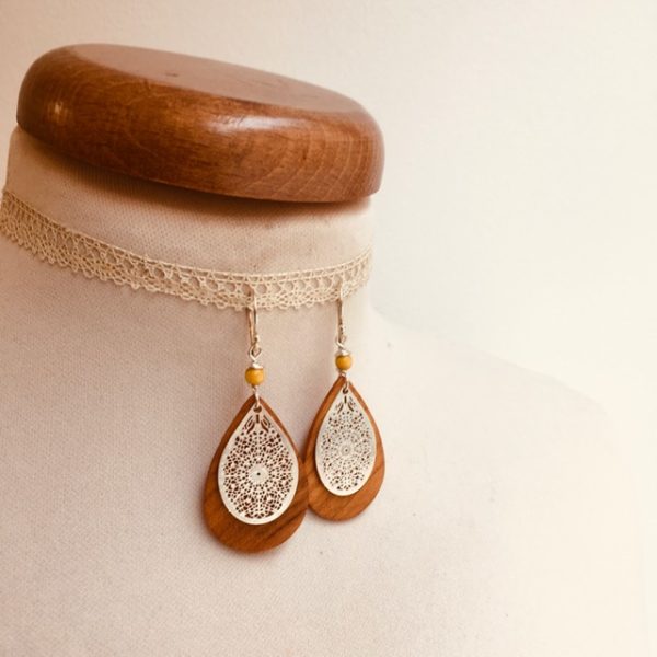 boucles d'oreilles bois mini goutte argenté perle jaune Rootsabaga création artisanale Lyon