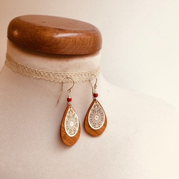 boucles d'oreilles bois mini goutte argenté perle rouge Rootsabaga création artisanale Lyon