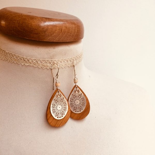 boucles d'oreilles bois mini goutte argenté perle beige Rootsabaga création artisanale Lyon