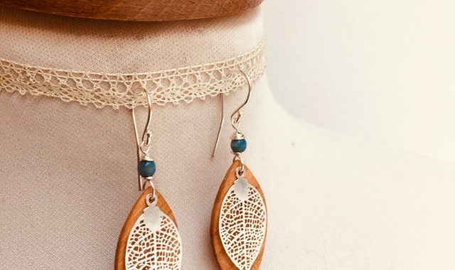 boucles d'oreilles bois feuille merisier turquoise argent Rootsabaga