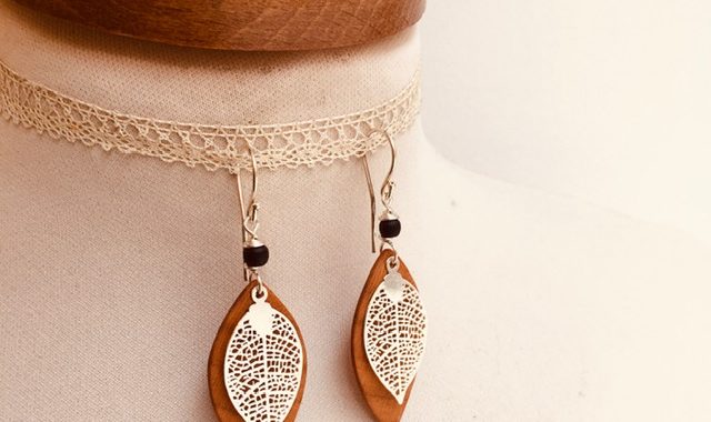 boucles d'oreilles bois feuille merisier noir argent Rootsabaga