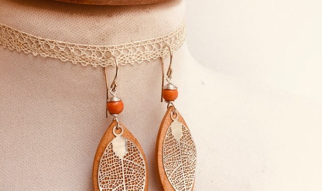 boucles d'oreilles bois feuille grande argenté perle orange Rootsabaga Bijoux narturels