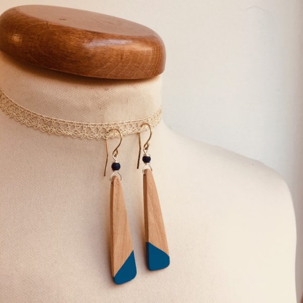 boucles d'oreilles bois lamelle peint bleu roi Rootsabaga bijou nature