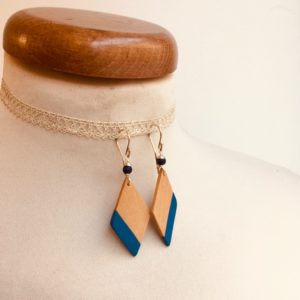 boucles d'oreilles bois losange peint bleu roi Rootsabaga bijou nature