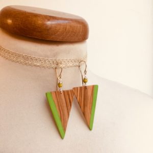 boucle d'oreille bois olivier peint grand triangle inversé vert vif Rootsabaga