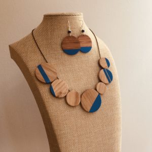parure collier boucles d'oreilles bois peint bleu roi Rootsabaga bijoux bois