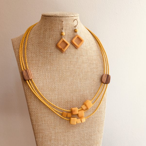 parure collier bois olivier et ivoire végétal jaune et boucles d'oreilles carré bois et ivoire végétal jaune Rootsabaga Bijoux naturels lyon