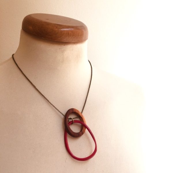 collier éclipse bois et ivoire végétal rose chaine Rootsabaga bijoux fantaisie
