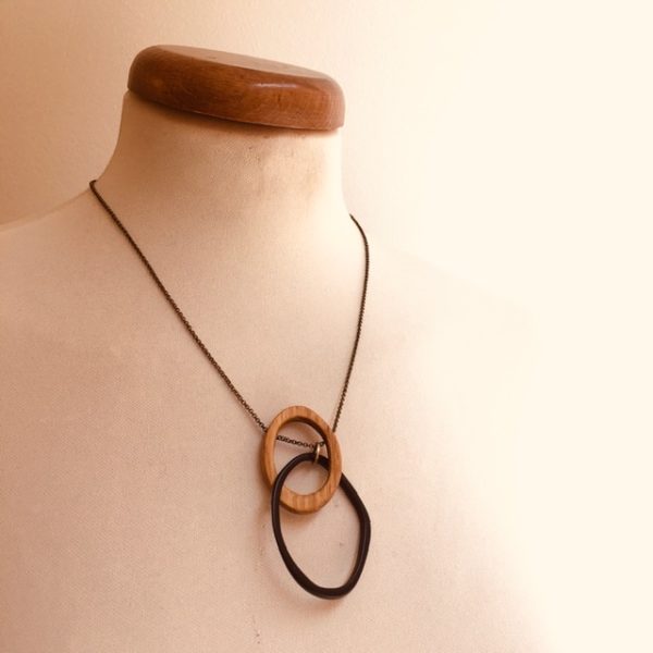 collier éclipse bois et ivoire végétal noir chaine Rootsabaga bijoux fantaisie