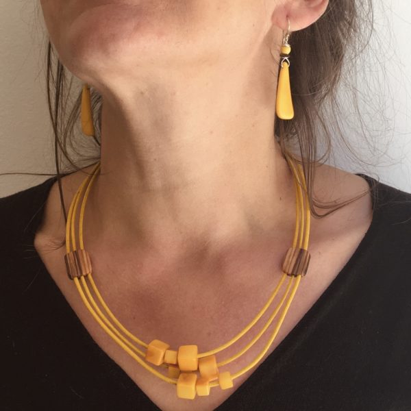 parure collier Olivier jaune ivoire végétal jaune et boucles d'oreilles langue ivoire végétal jaune Rootsabaga bijou cadeau Bois