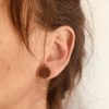 puce d'oreille 12mm bois et argent bois de niangon foncé porté Rootsabaga