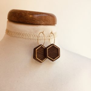 boucles d'oreilles créole dorée hexagone bois de niangon Rootsabaga bijoux naturels chic