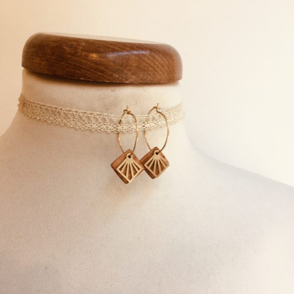 boucles d'oreilles créole dorée mini carré ajouré bois Rootsabaga bijoux naturels chic