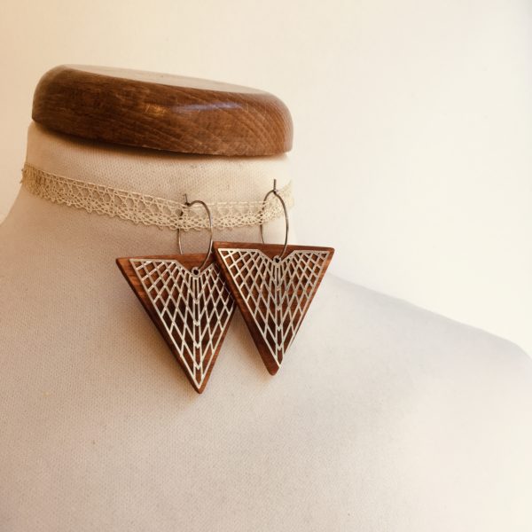 boucles d'oreilles créole argentée grand triangle quadrillé bois Rootsabaga bijoux naturels chic