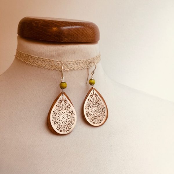 boucles d'oreilles goutte bois argenté perle vert anis Rootsabaga bijoux ethniques lyon