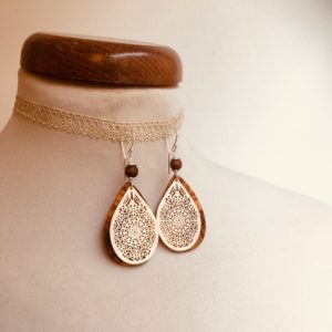 boucles d'oreilles goutte bois argenté perle marron Rootsabaga bijoux ethniques lyon