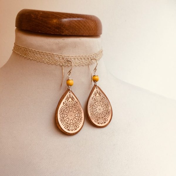 boucles d'oreilles goutte bois argenté perle jaune Rootsabaga bijoux ethniques lyon
