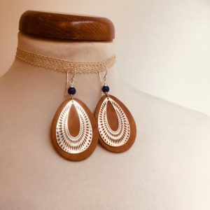 boucles d'oreilles grande goutte évidée bois et argent perle bleu roi Rootsabaga bijouterie fantaisie