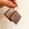 boucle d'oreille créole argentée grand carré quadrillé Rootsabaga Bijoux Naturels Lyon