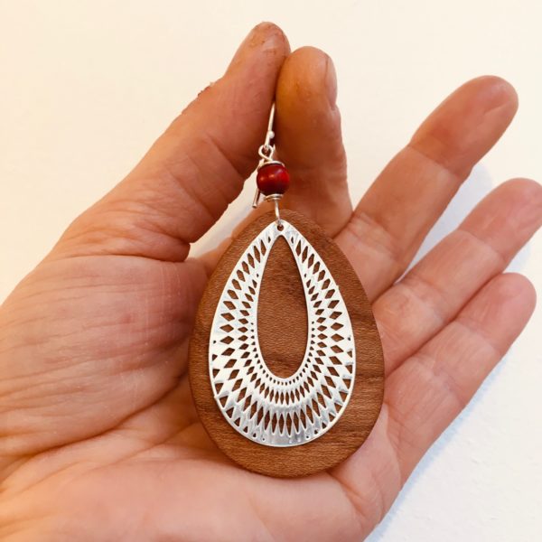 boucles d'oreille bois argent goutte évidée perle rouge dans la main Rootsabaga bijoux fantaisie Lyon