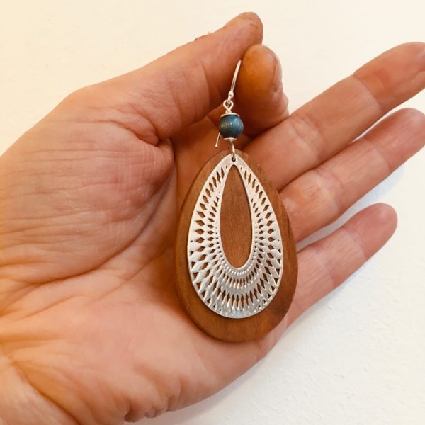 boucles d'oreille bois argent goutte évidée perle turquoise dans la main Rootsabaga bijoux fantaisie Lyon