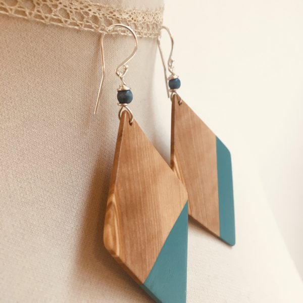 boucles d'oreilles grand losange peint désaccordé bleu turquoise olivier rootsabaga bijou naturel fait main a lyon