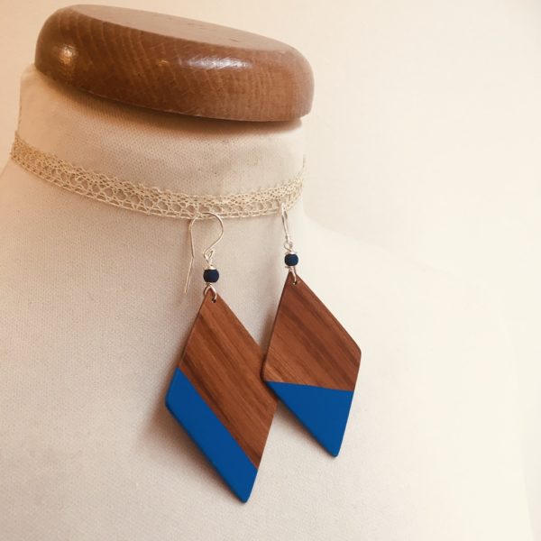 boucles d'oreilles grand losange peint désaccordé prunier bleu roi rootsabaga bijou naturel fait main a lyon