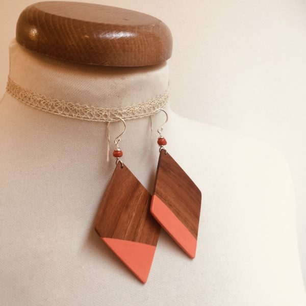 boucles d'oreilles grand losange peint désaccordé prunier corail rootsabaga bijou naturel fait main a lyon