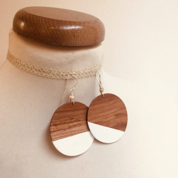 boucles d'oreilles géant Rond Bois de prunier peint blanc Rootsabaga creation artisanale bijoux naturels lyon