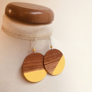 boucles d'oreilles géant Rond Bois de prunier peint jaune vif Rootsabaga creation artisanale bijoux naturels lyon