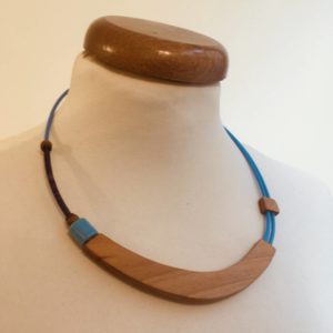 collier lune de bois merisier tons bleus fil cuir Rootsabaga bijoux naturels en bois