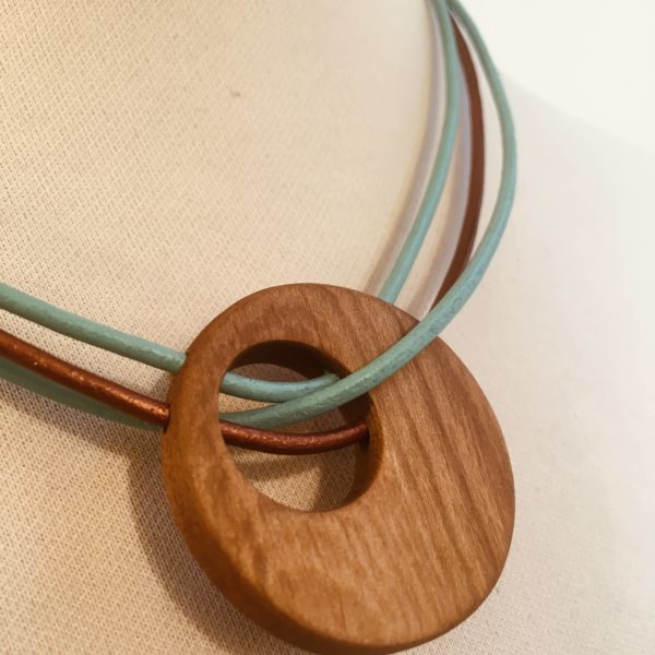 collier rond de bois tricuir cuir turquoise turquoise bronze bois pommier Gros plan Rootsabaga Bijoux naturels