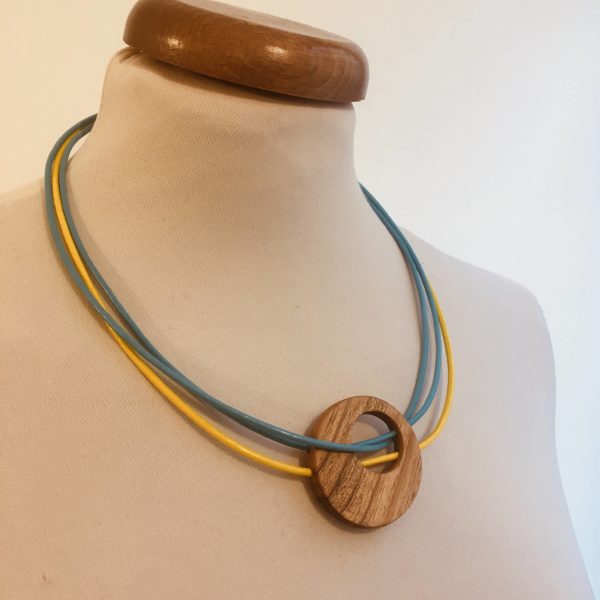 collier rond de bois tricuir cuir bleu bleu jaune bois acacia Rootsabaga Bijoux naturels