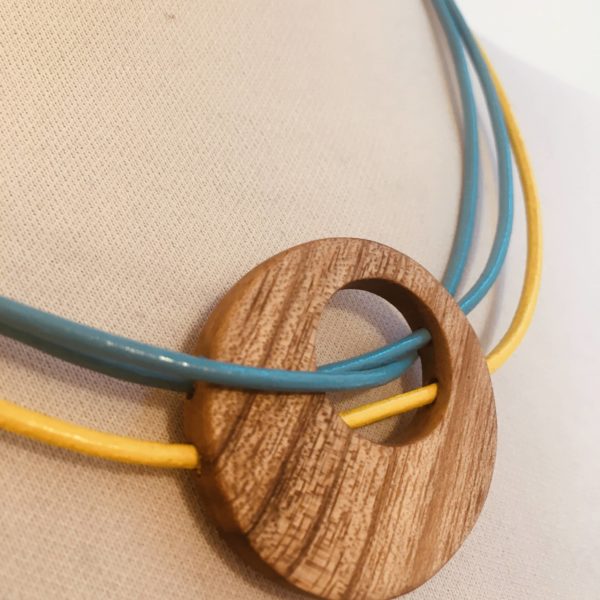 collier rond de bois tricuir bleu bleu jaune bois acacia gros plan Rootsabaga créations naturelles et originales