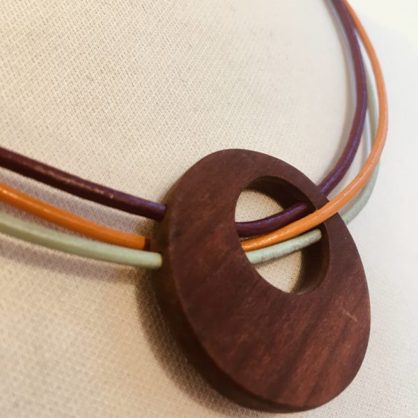 collier rond de bois tricuir cuir amande orange violet bois prunier Gros Plan Rootsabaga Bijoux naturels