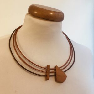 collier bois merisier trois fils de cuir bronze bronze et marron rootsabaga bijoux naturels